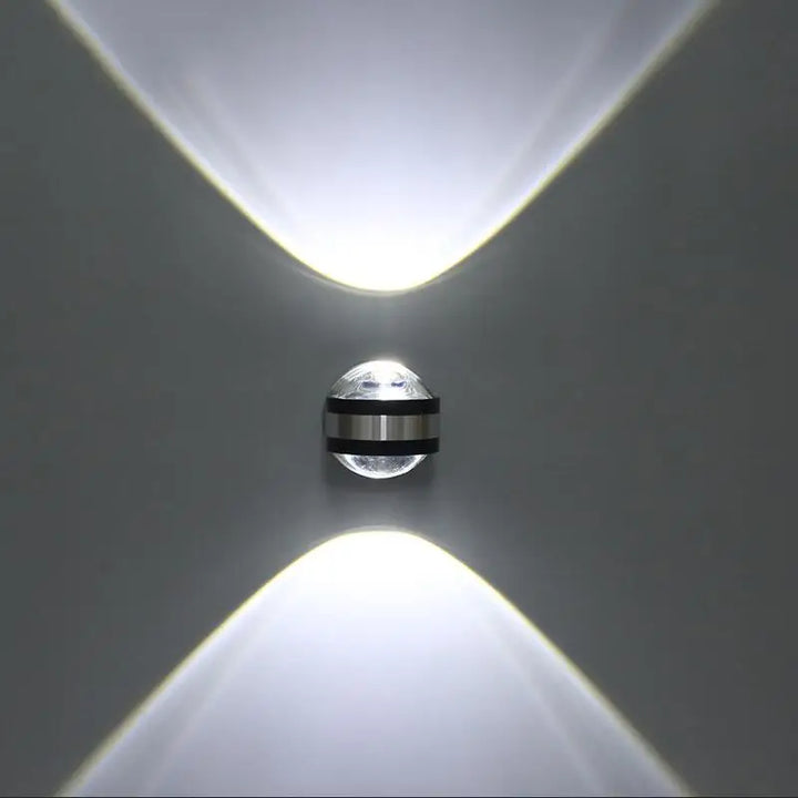 Energieeffiziente LED Wandleuchte in Kristall-Optik. Schafft stimmungsvolles, farbiges Licht im Innenbereich.