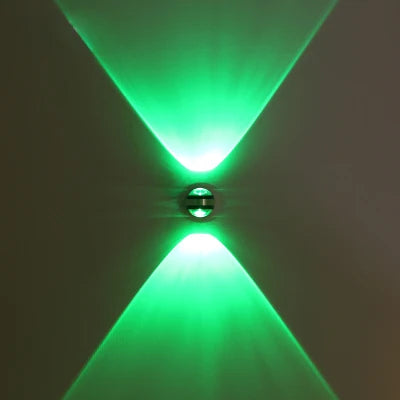 Elegante LED Wandleuchte mit Kristall-Design für Wohnzimmer. Energieeffizient und dekorativ.