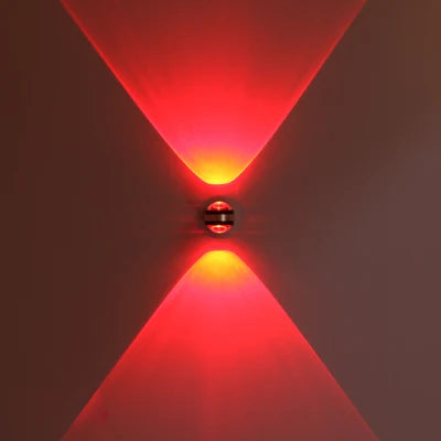Dekorative Kristall-Optik LED Wandleuchte. Bietet modernes, farbiges Stimmungslicht für den Innenbereich.