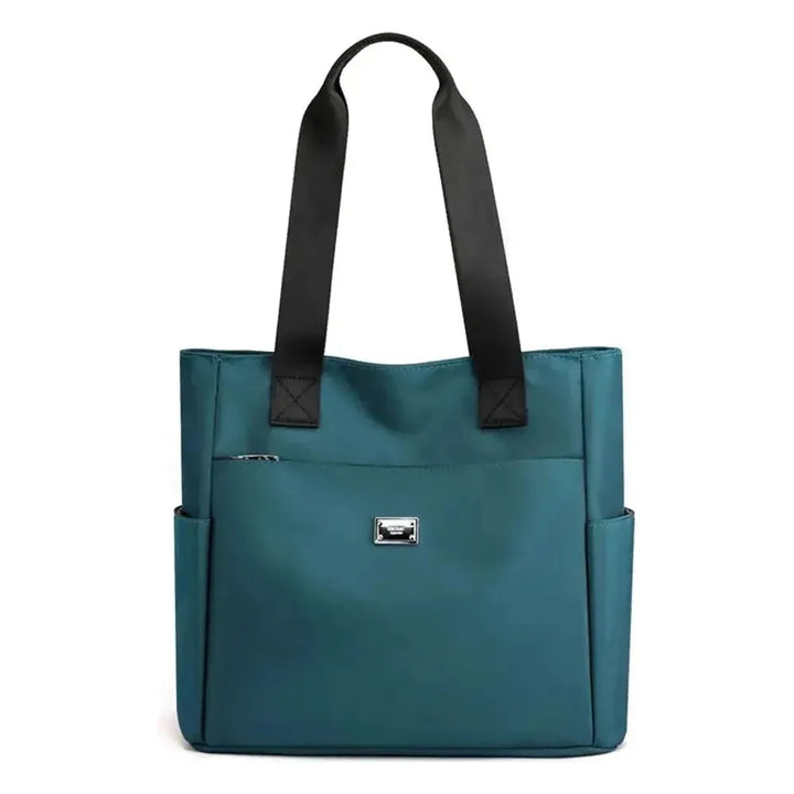 Diese leichte, wasserdichte Nylontasche ist die perfekte Alltagstasche für Damen mit großem Platzbedarf.