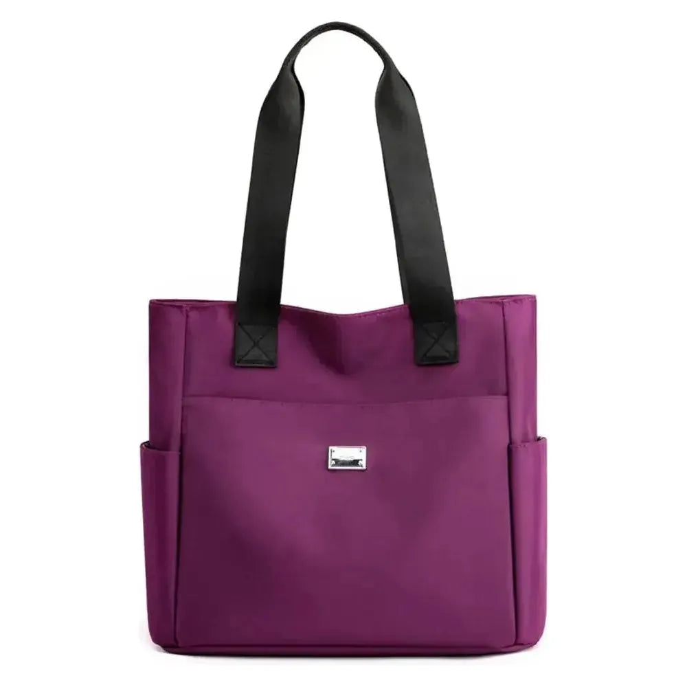 Nahaufnahme des robusten, wasserdichten Nylons der eleganten Damen-Schultertasche, ideal für alle Anlässe.