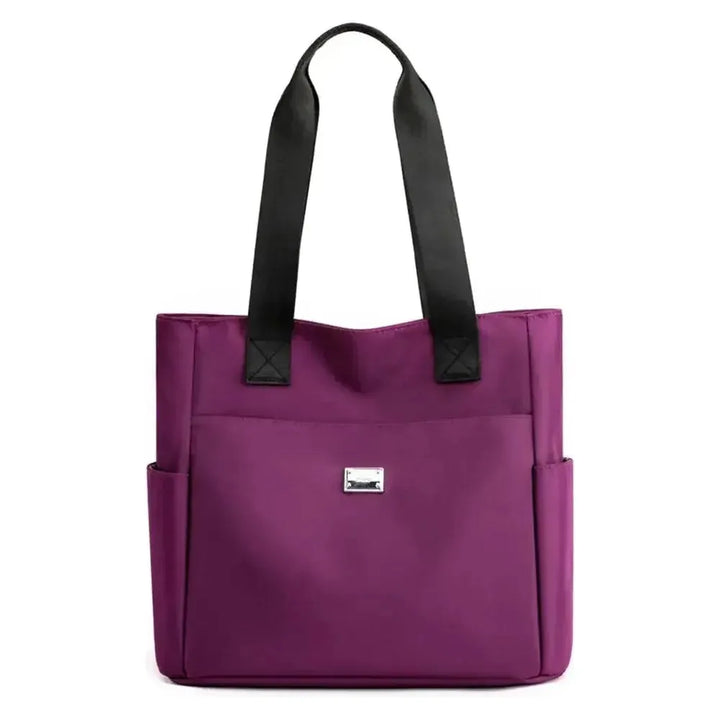 Nahaufnahme des robusten, wasserdichten Nylons der eleganten Damen-Schultertasche, ideal für alle Anlässe.