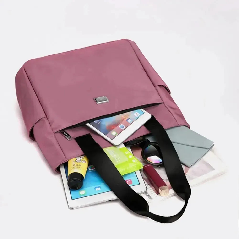 Moderne wasserdichte Damentasche aus Nylon, als Schultertasche getragen, perfekt für jeden Tag.