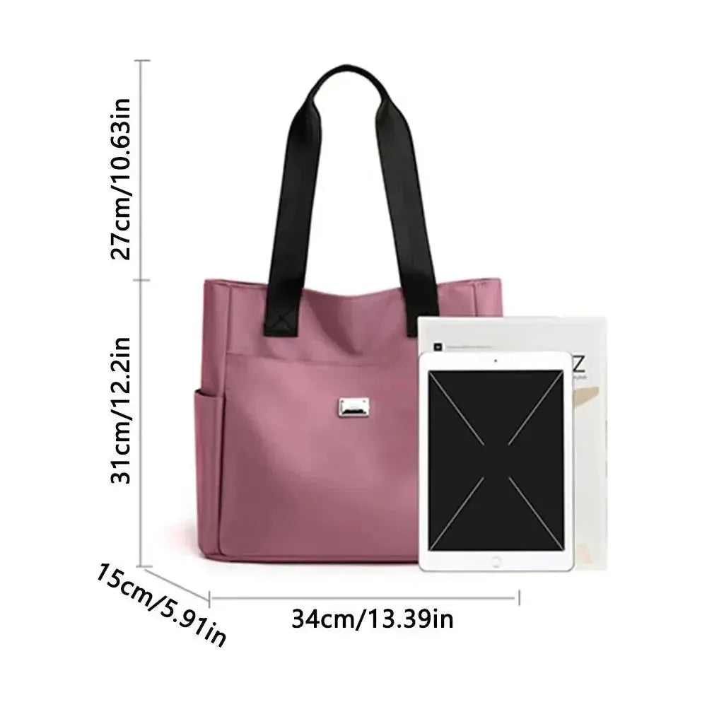Detailansicht der wasserdichten Oberfläche einer leichten Damen-Schultertasche aus robustem Nylon.