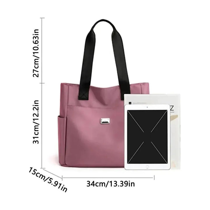 Detailansicht der wasserdichten Oberfläche einer leichten Damen-Schultertasche aus robustem Nylon.