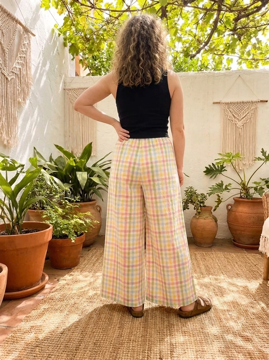 Moderne, bequeme Damenhose für stilvolle Auftritte, figurschmeichelnder Schnitt, vielseitig kombinierbar.