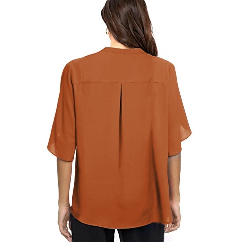 Zeitlose Eleganz: Moderne Damenbluse als vielseitiges Oberteil, das Frauenmode-Trends überdauert. Perfekt für Sie.