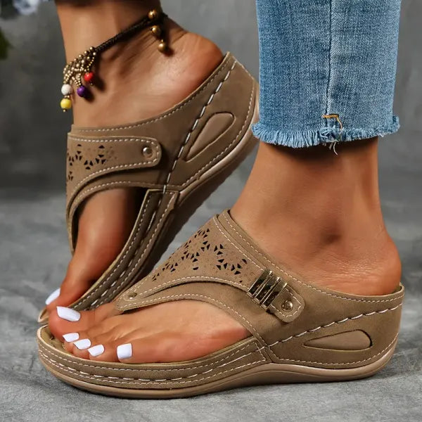 Elegante orthopädische Damen Komfortsandalen mit Keilabsatz & Lasercut-Design für ganztägigen Halt und Stil.