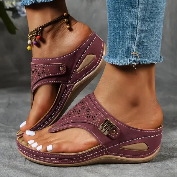 Bequeme Plattformsandalen für Damen, verstellbar und fußfreundlich, ideal als Freizeit- & Urlaubsschuhe.