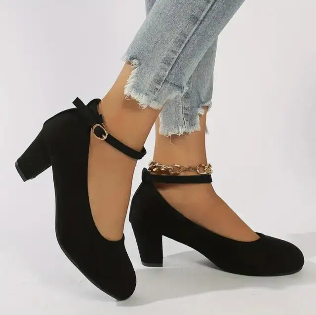 Stilvolle Damen Pumps Celeste mit bequemem Blockabsatz & verstellbaren Riemchen. Orthopädischer Komfort für den Alltag.