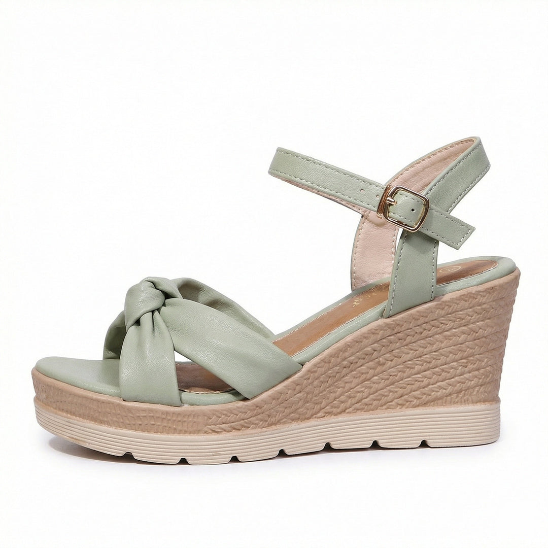 Leichte orthopädische Damensandalen mit ergonomischem Fußbett. Perfekte Sommerschuhe für bequeme Tage.