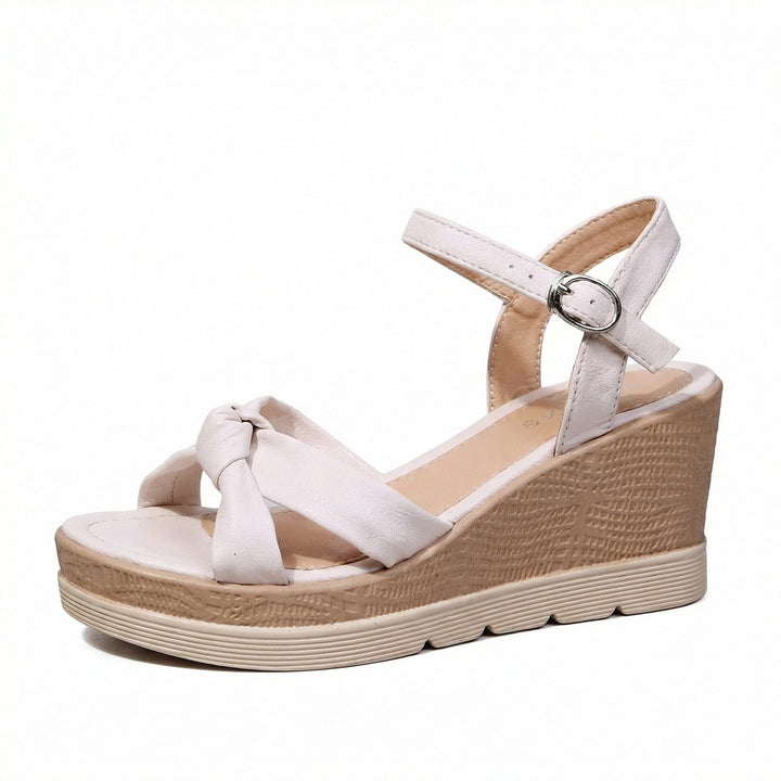Stilvolle orthopädische Sandalen für Damen. Komfortschuhe mit leichter Sohle, ideal für heiße Sommertage.