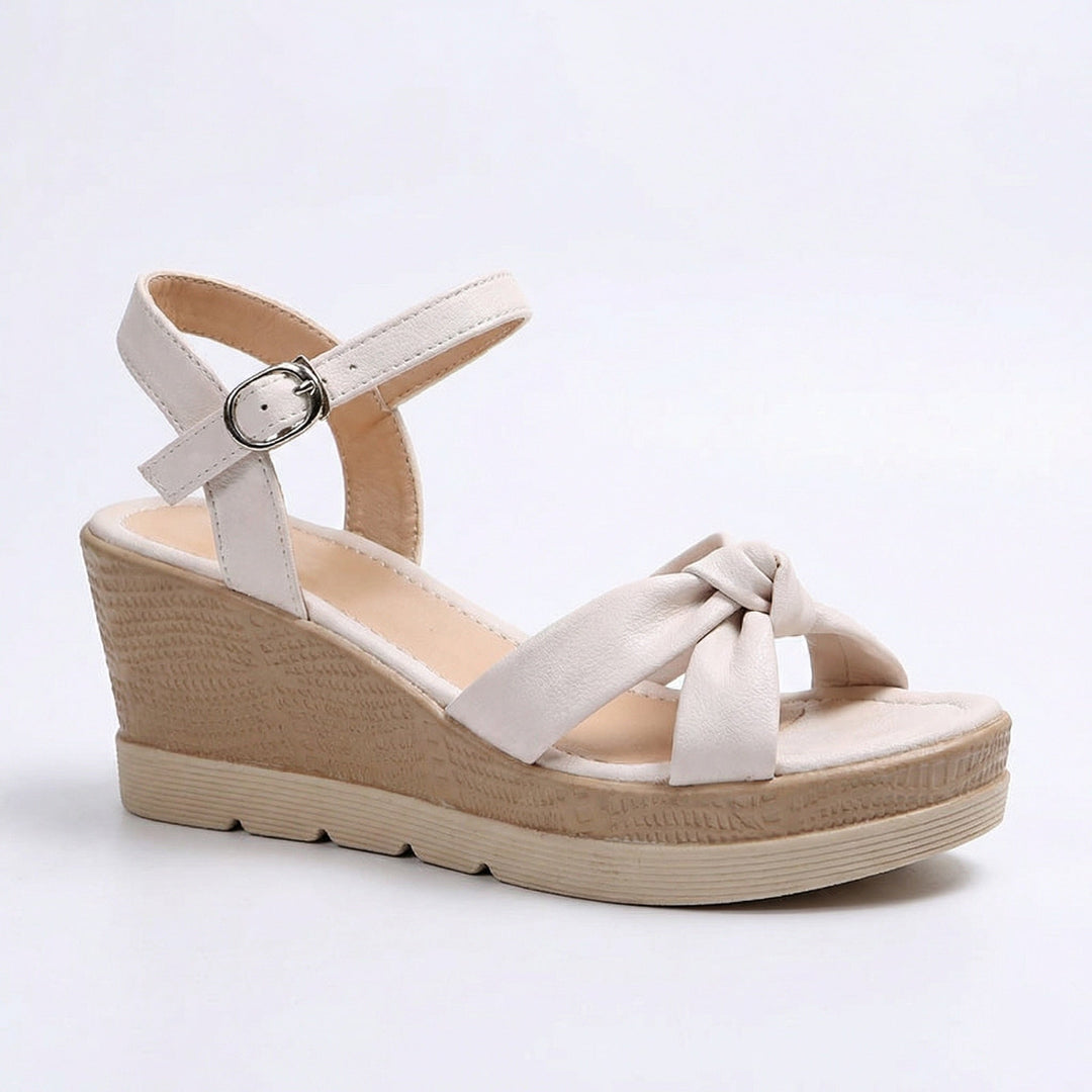 Damen-Komfortsandalen, orthopädisch geformt, mit verstellbaren Riemen. Bieten Halt und Wohlbefinden.