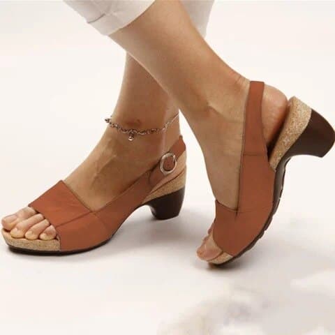 Stilvolle Damensandalen mit Keilabsatz & verstellbaren Riemen; kombinieren Eleganz & Bequemlichkeit.