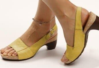 Moderne Damensandalen mit Keilabsatz; bieten orthopädischen Komfort & sind ideal für den Alltag.