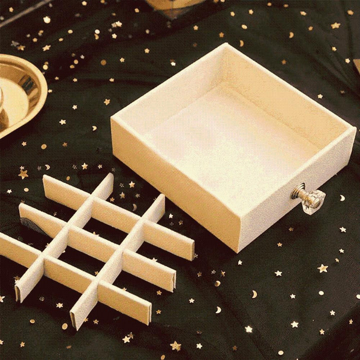 Stilvolle Schmuckaufbewahrungsbox auf dem Schreibtisch, hält Schmuck ordentlich & griffbereit. PS-Kunststoff.