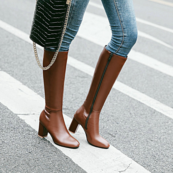 Elegante schwarze Damen Luxus Stiefeletten mit Reißverschluss. Stilvolle, modische Herbstschuhe für Damen.