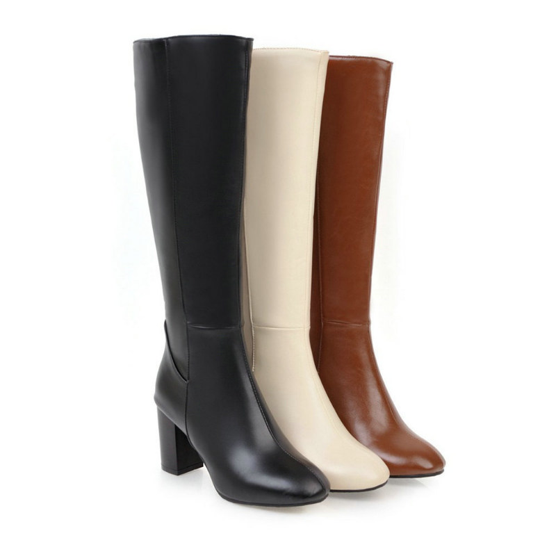 Detail des robusten Reißverschlusses an luxuriösen Damen Stiefeletten. Praktische, elegante Herbstschuhe.