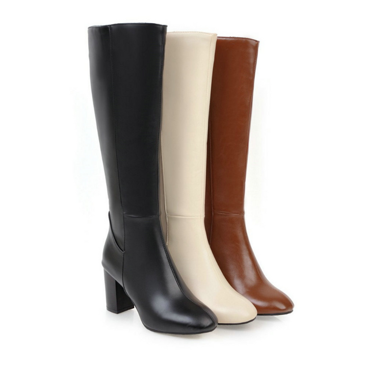 Detail des robusten Reißverschlusses an luxuriösen Damen Stiefeletten. Praktische, elegante Herbstschuhe.