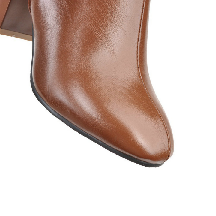 Braune Damen Luxus Stiefeletten mit Reißverschluss. Komfortable, stilvolle Freizeitschuhe für den Herbst.