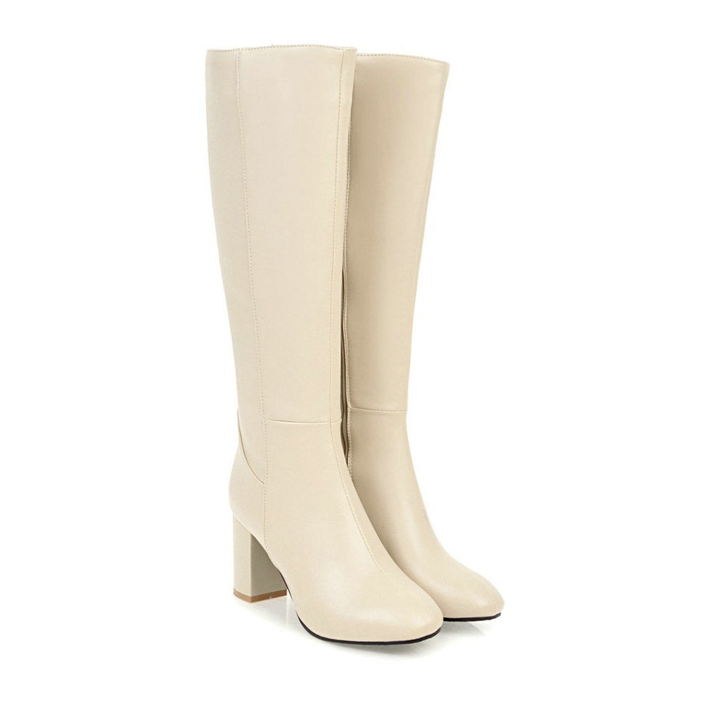 Dame trägt schwarze Luxus Stiefeletten mit Reißverschluss beim Spaziergang. Modische, komfortable Herbstschuhe.