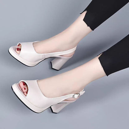Moderne orthopädische Pumps für Damen in Beige mit mittelhohem Absatz. Bequemes Schuhwerk für den Alltag.