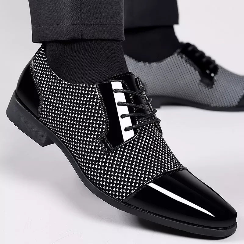 Glänzende Business-Herrenschuhe mit feinen Strass-Details; vielseitige Freizeitschuhe für stilvolle Mode-Herren.