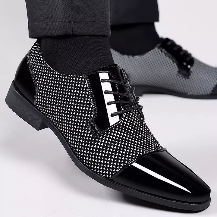 Glänzende Business-Herrenschuhe mit feinen Strass-Details; vielseitige Freizeitschuhe für stilvolle Mode-Herren.