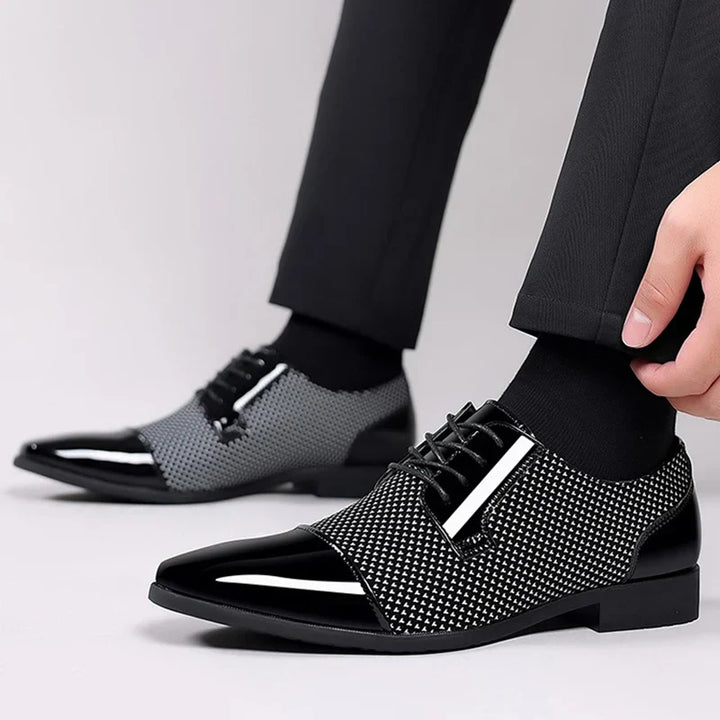 Formelle schwarze Herrenschuhe mit edlem Strass-Besatz; hochwertige, glänzende Schuhe für besondere Anlässe.