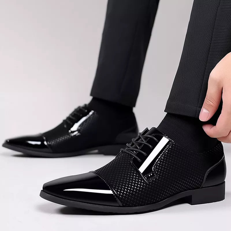 Stylische Herren-Strassschuhe in Schwarz für Business & Freizeit; elegante Abendschuhe für den modernen Mann.