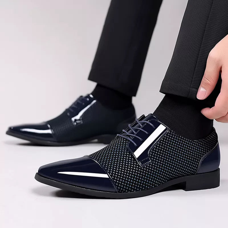Detailansicht der glitzernden Strassschuhe für Herren; perfekte Wahl als elegante Business- oder Freizeitschuhe.