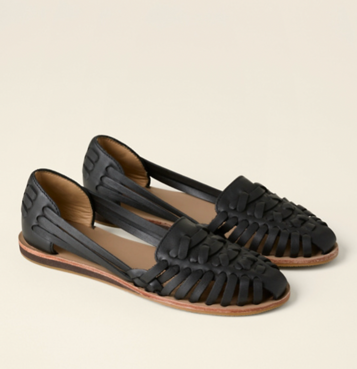 Elegante schwarze offene Damensandale, perfekt für mühelosen Stil und vielseitige Sommeroutfits.
