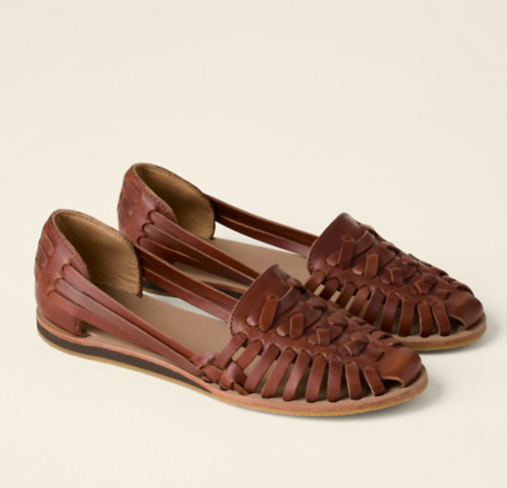 Bequeme braune offene Damenschuhe, zeitlos und stilvoll für elegante Sommerlooks.