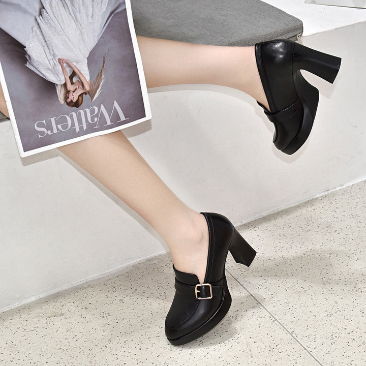 Modische rote orthopädische Damen Pumps, High-Heels, bieten Stil & Bequemlichkeit für besondere Anlässe.