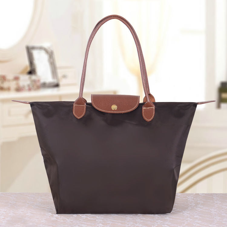 Detailansicht der hochwertigen schwarzen Oxford Schultertasche, strapazierfähig & stilvoll.