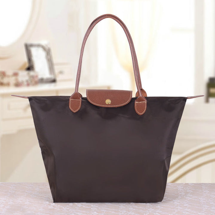 Detailansicht der hochwertigen schwarzen Oxford Schultertasche, strapazierfähig & stilvoll.
