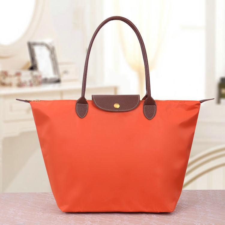 Rückseite der eleganten Oxford Schultertasche mit zusätzlichem Reißverschlussfach für Damen.