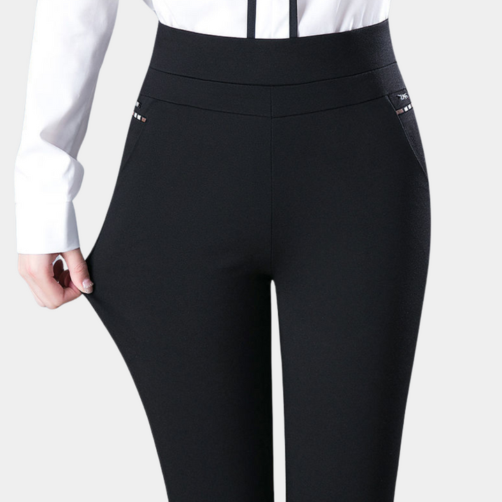 Elegante Stretch Damenhose Elara für optimalen Komfort und modernen Stil. Perfekt für Business & Freizeit.