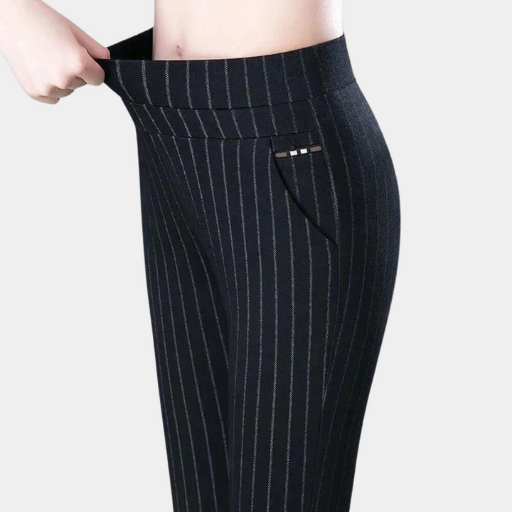 Bequeme Stretchhose Elara für Damen. Zeitloses Design, figurschmeichelnder Schnitt. Eine moderne Ergänzung.
