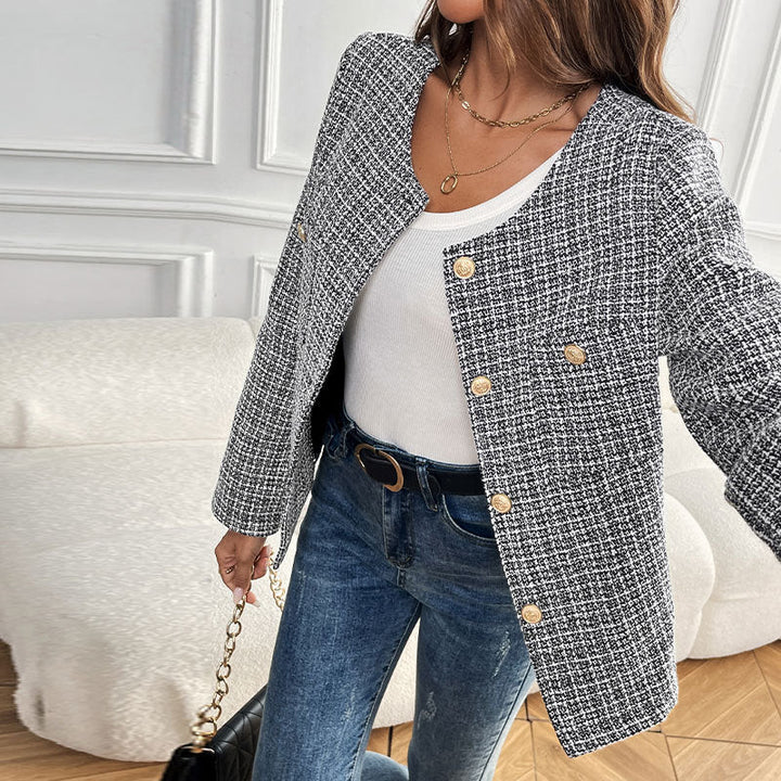 Modische, strukturierte Damenjacke mit Goldknöpfen als Outfit-Akzent. Zeitlos elegant für Business & Casual.