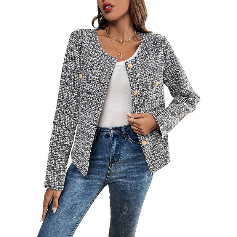 Strukturierte Damenjacke in elegantem Design mit auffälligen Goldknöpfen. Modischer Akzent für jedes Outfit.