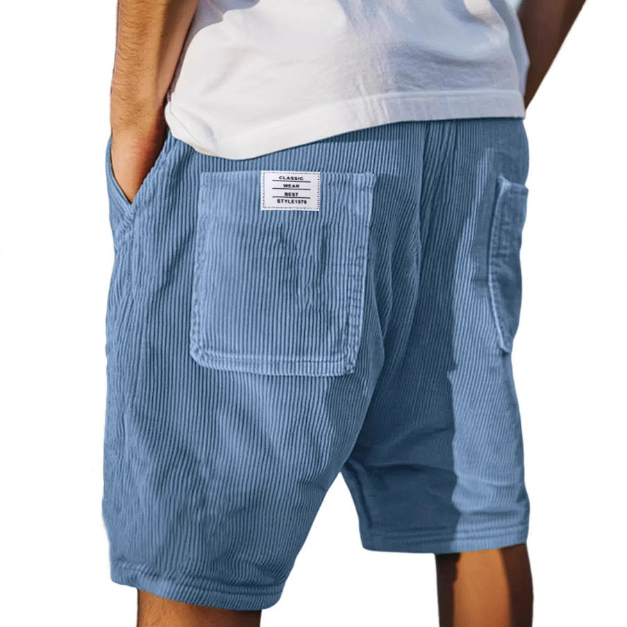 Nahaufnahme der texturierten Oberfläche der maßgeschneiderten Herren Shorts in stilvollem Design.