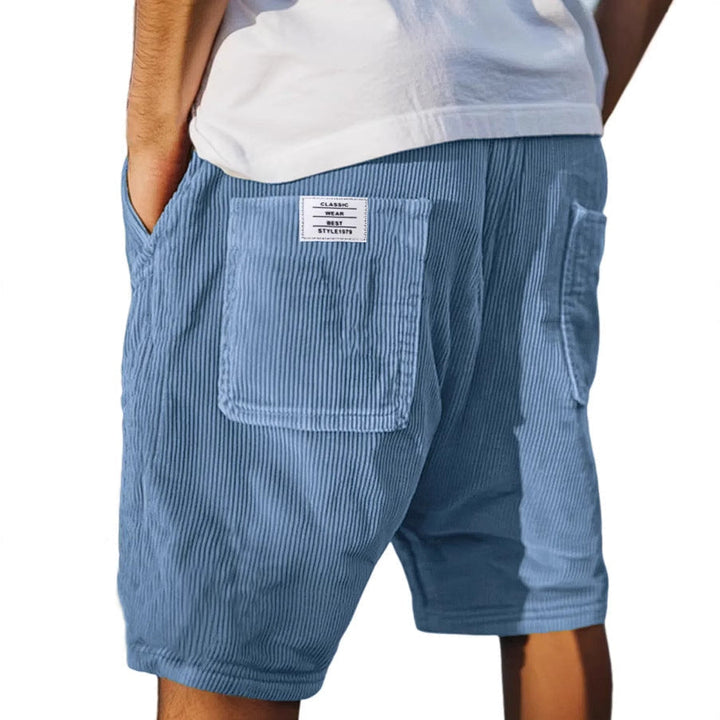 Nahaufnahme der texturierten Oberfläche der maßgeschneiderten Herren Shorts in stilvollem Design.