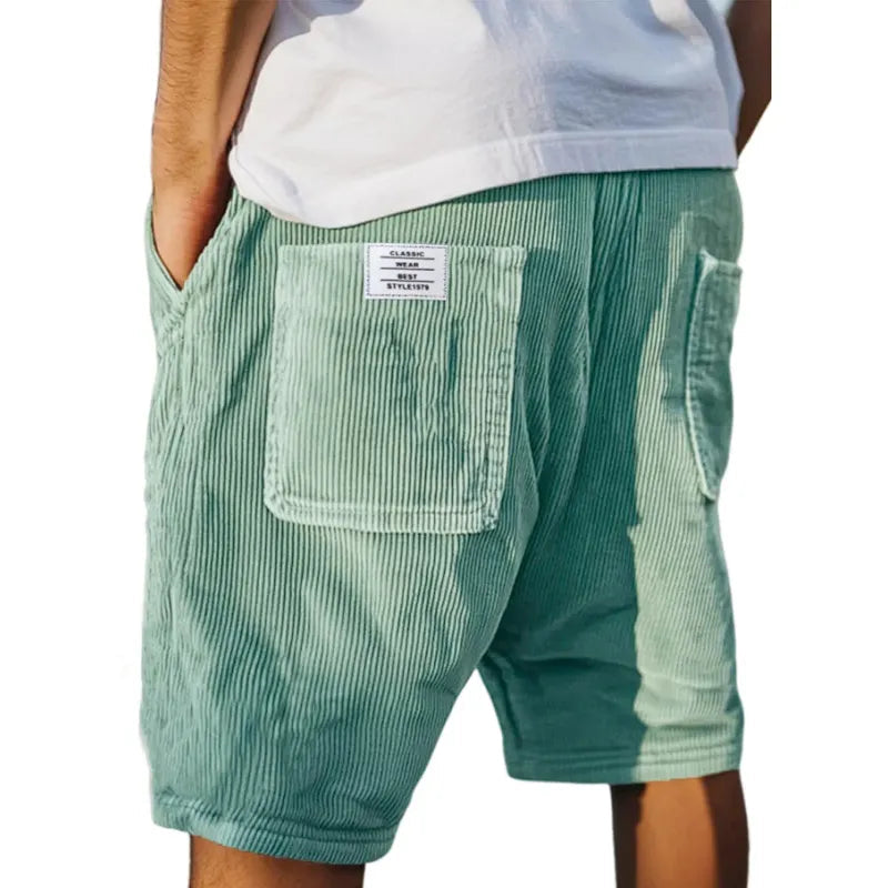 Mann trägt stilvolle, texturierte Herren Shorts, maßgeschneidert, perfekt für lässige Sommer-Outfits.