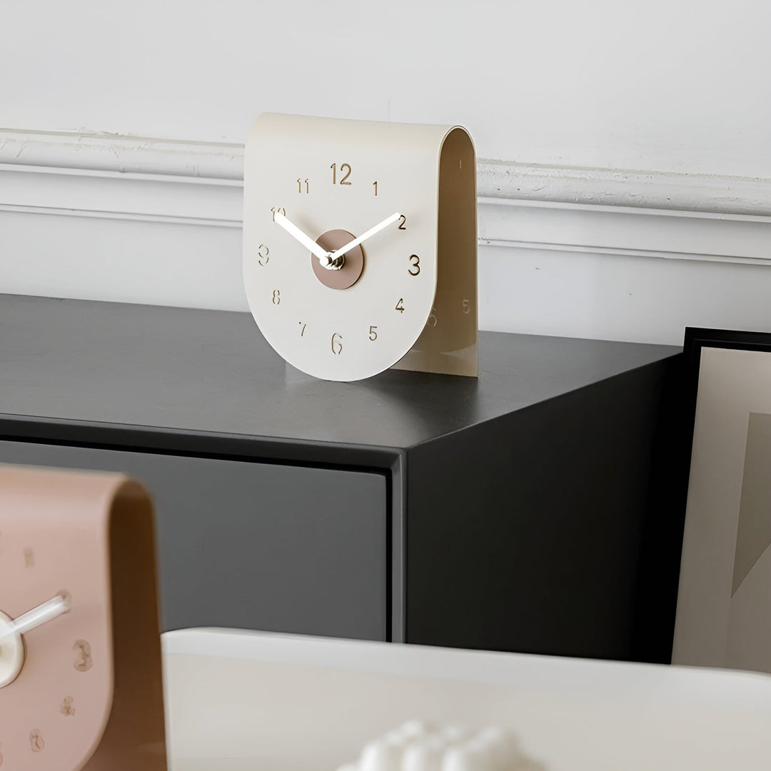 Moderne, minimalistische Tischuhr als Bürodeko. Natürliches Design schafft stilvolles Ambiente.