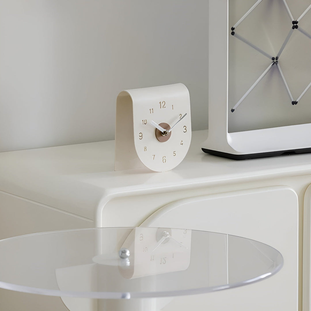 Dekorative Tischuhr mit elegantem, natürlichem Design. Perfekt für Wohnzimmer, auch als Geschenkidee.