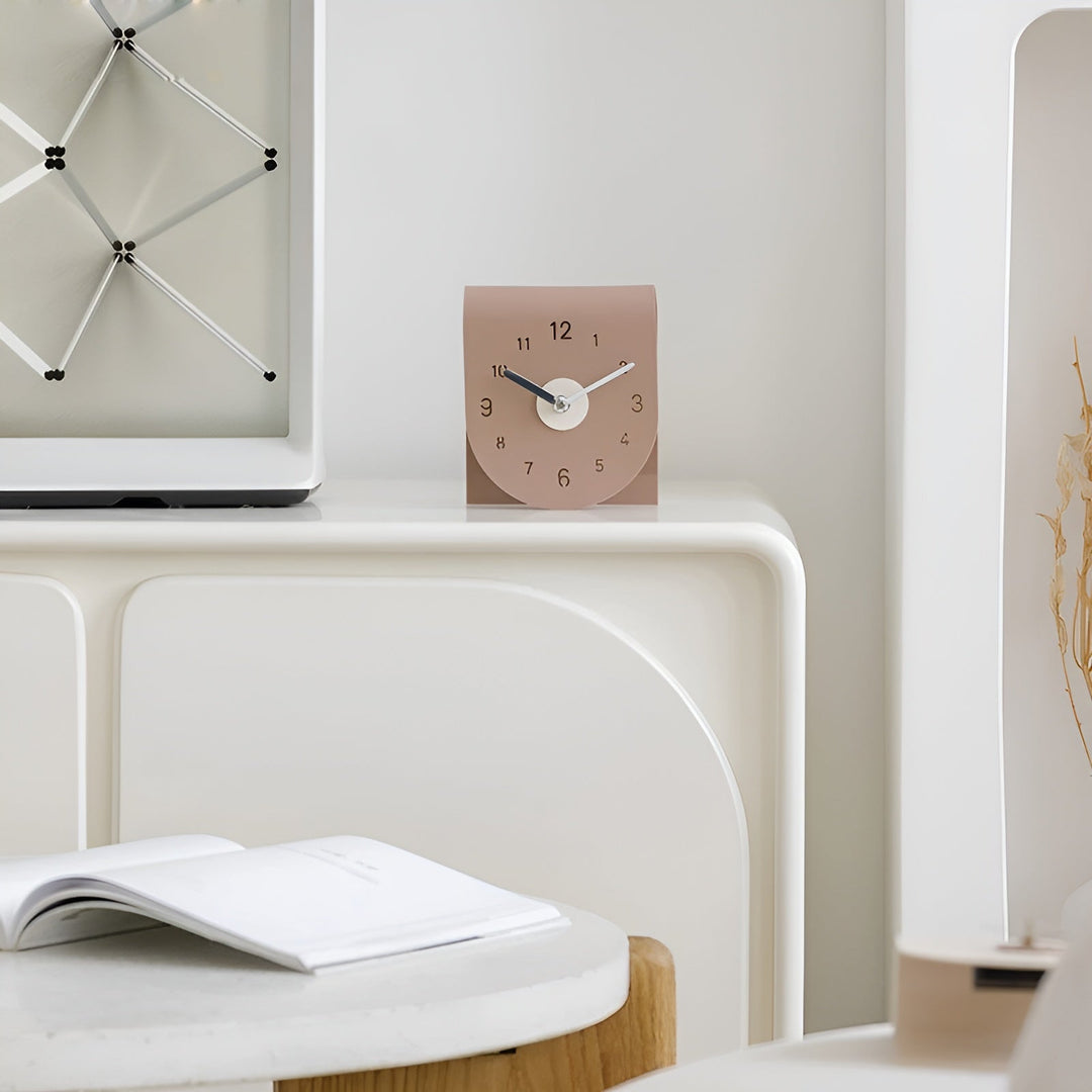 Hochwertige Dekoruhr im natürlichen Stil für jedes Ambiente. Elegante Quarz-Tischuhr für Büro & Zuhause.