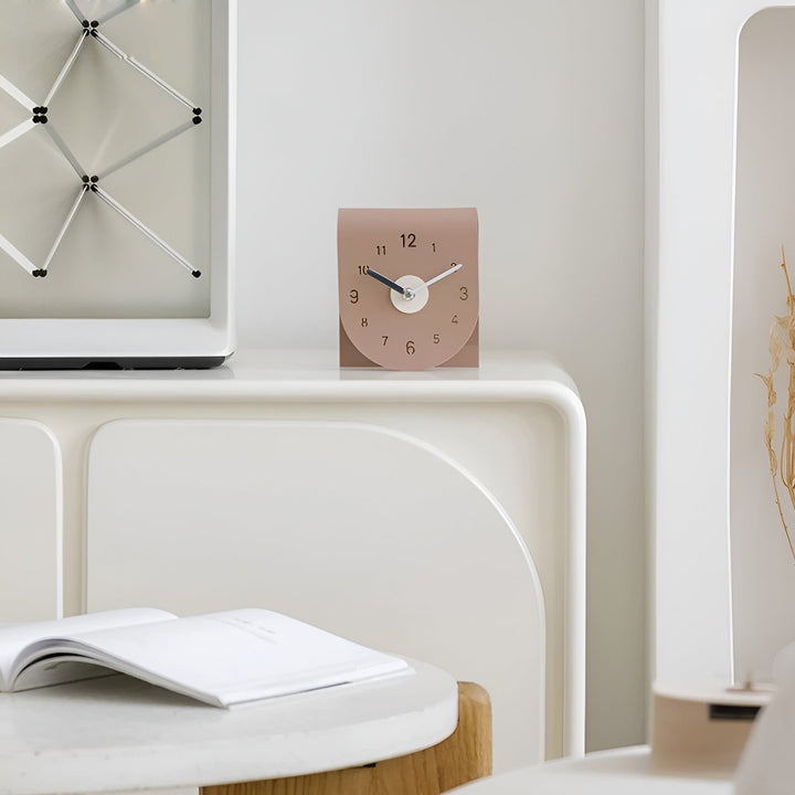 Hochwertige Dekoruhr im natürlichen Stil für jedes Ambiente. Elegante Quarz-Tischuhr für Büro & Zuhause.