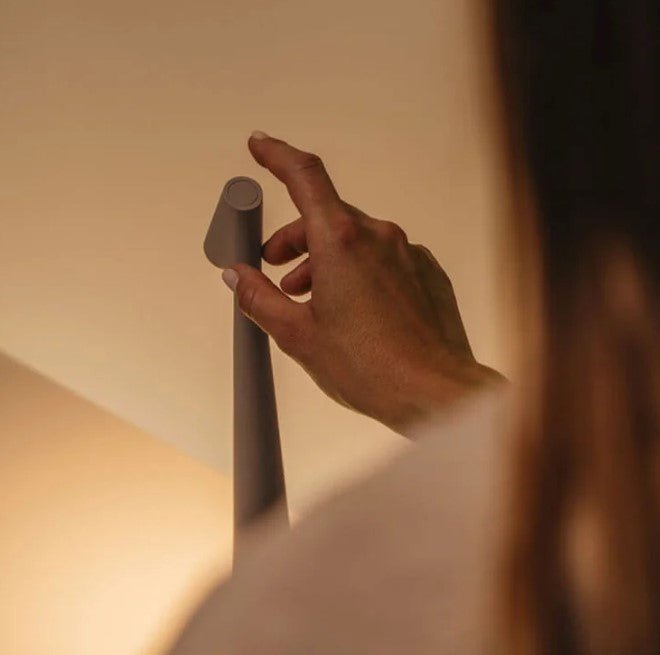 Elegante Touch LED Tischlampe aus Aluminium. Kabellos, dimmbar, perfekt für Wohn- & Schlafzimmer.