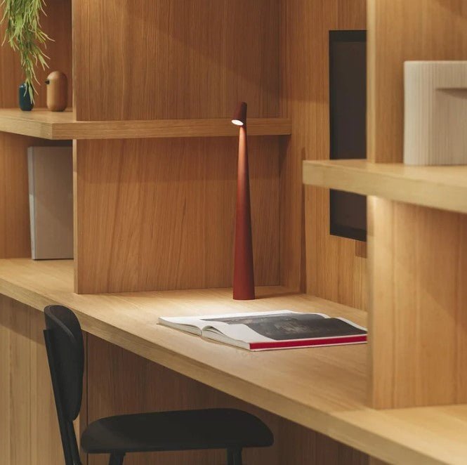 Dimmbare Touch LED Schreibtischlampe, kabellos und elegant. Aus Aluminium für effiziente Arbeitsplatzbeleuchtung.